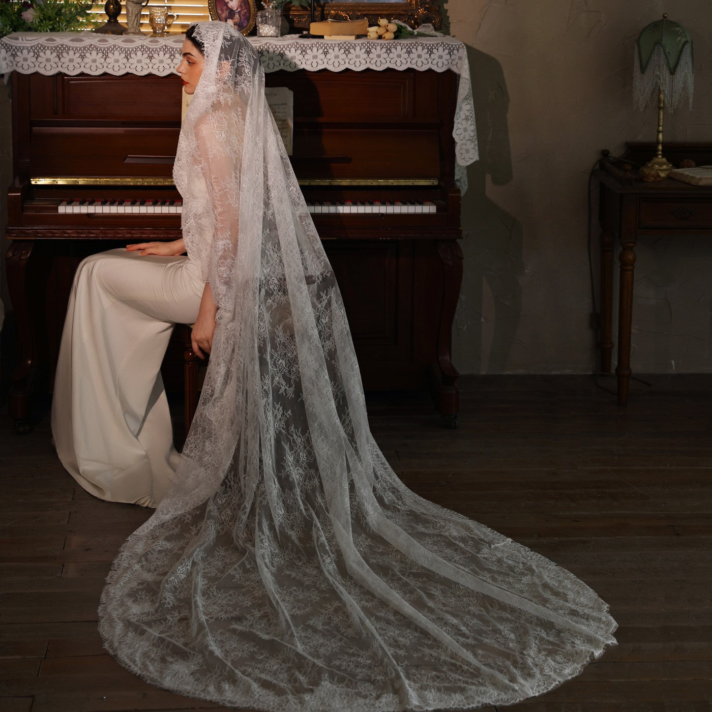 Retro long trailing lace bridal veil