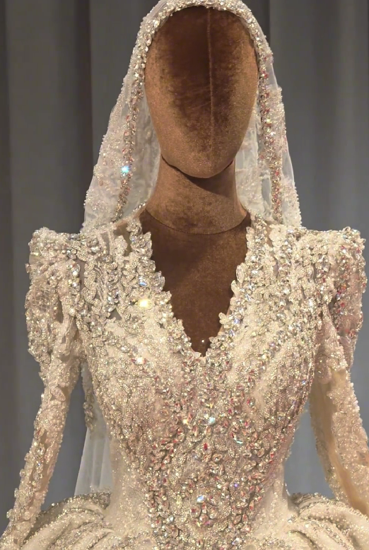 Sparkling Diamond-Embellished Long Wedding Dress With Train