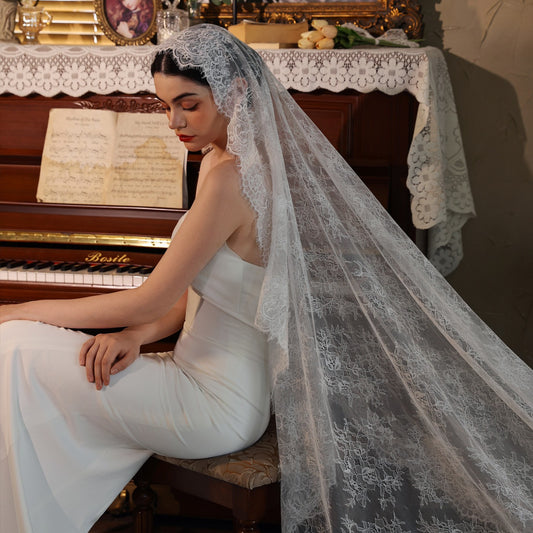 Retro long trailing lace bridal veil